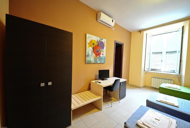 Triple Room image 4