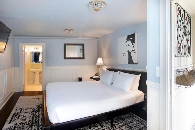 Ground Floor Deluxe King Room Private Bathroom image 3
