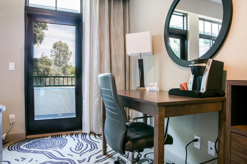 Deluxe King Room image 3