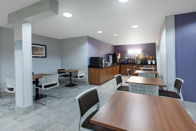 Microtel Inn & Suites by Wyndham Pittsburgh Airport - image 4