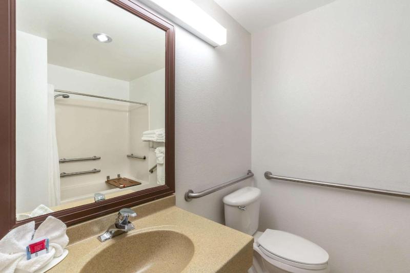 Queen Room with Two Queen Beds - Disability Access/Non-Smoking image 2