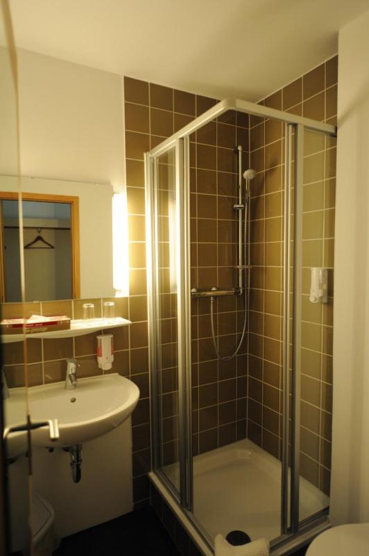 Standard Triple Room with French Bed image 2