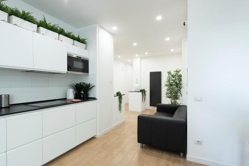 Deluxe Double Room with Balcony image 4