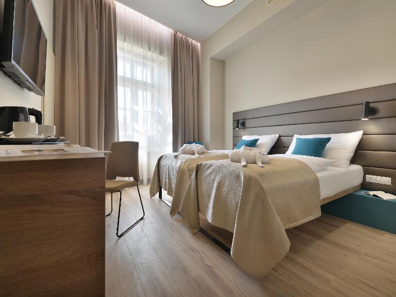 Twin Room image 3