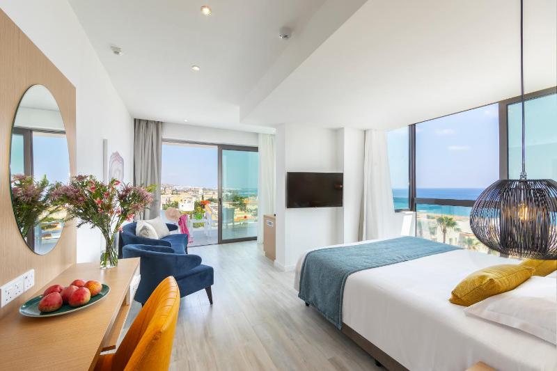 Junior Suite with Sea View & Spa Bath image 2