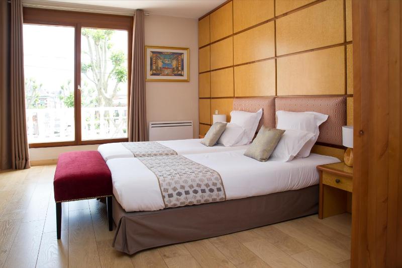 King Suite with Spa Bath image 4