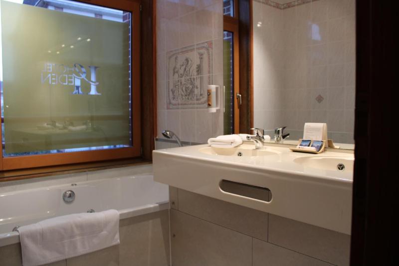 Deluxe Double or Twin Room image 2