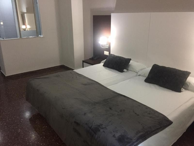 Hotel Fontana Plaza - image 8