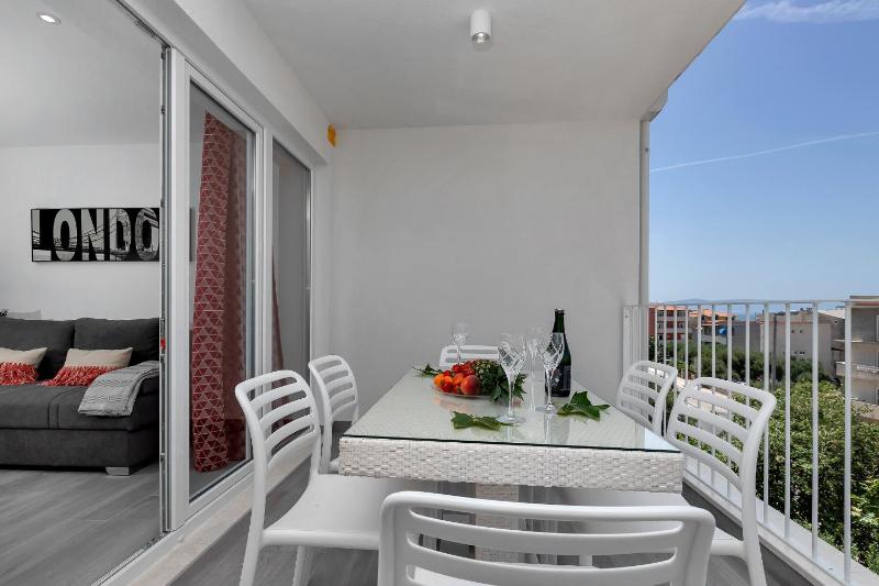 Two-Bedroom Apartment with Balcony and Sea View image 4