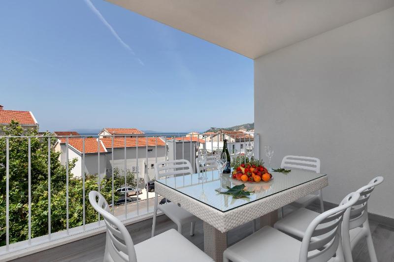 Two-Bedroom Apartment with Balcony and Sea View image 3