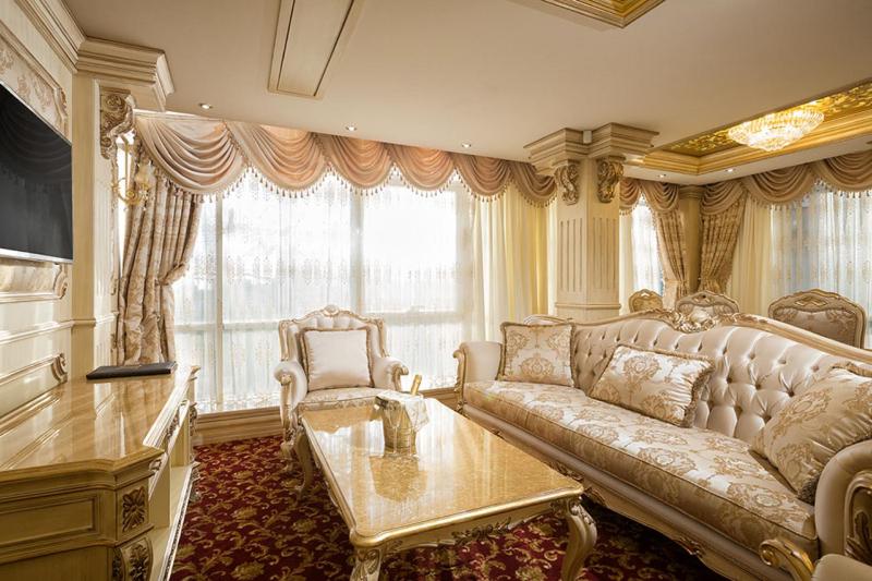 Royal Suite image 2
