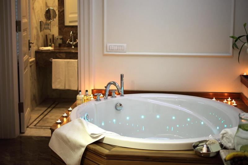 Classic Room with Hot Tub image 4