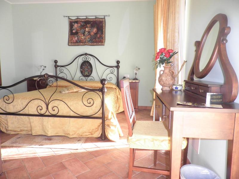 One-Bedroom Apartment image 4