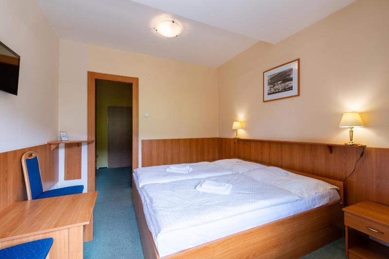 Double Room with Balcony image 4
