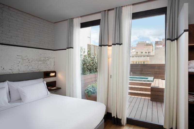 Superior Double Room with Exterior Bathtub image 1