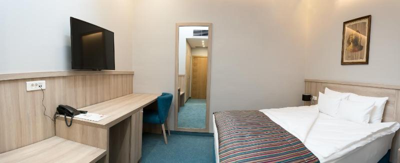 Double Room image 3