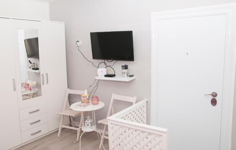 Bistrik Rose Apartment - image 15