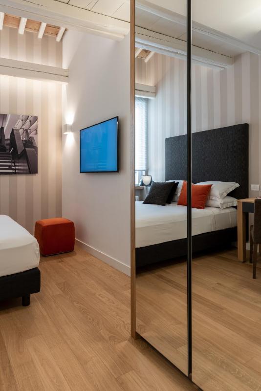 Standard Double Room image 4