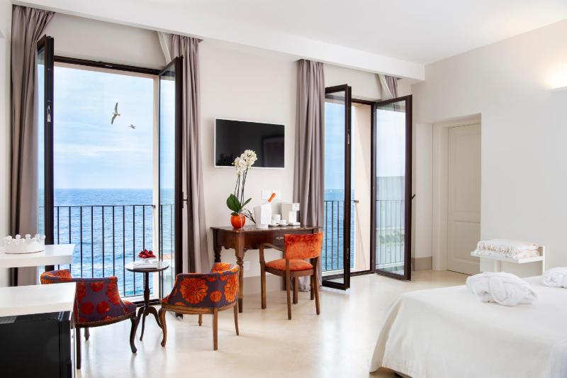 Junior Suite with Sea View image 4