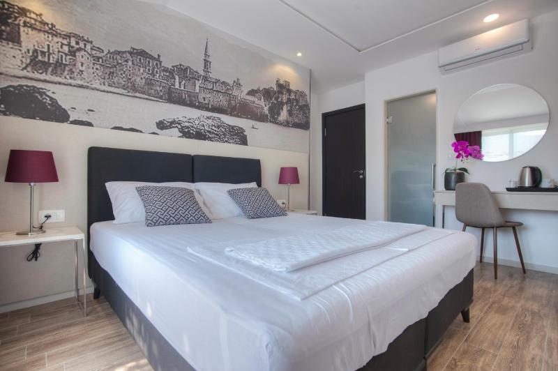 Deluxe Triple Room with Sea View image 3