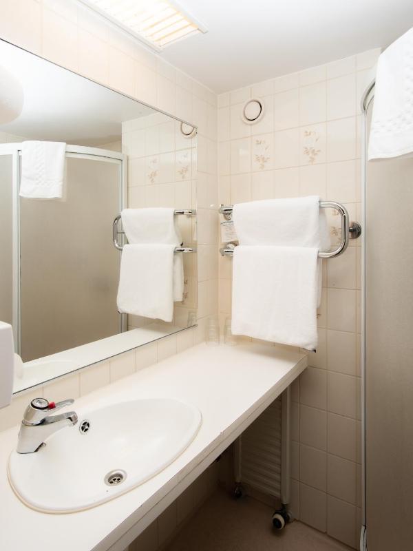 Economy Twin Room image 3