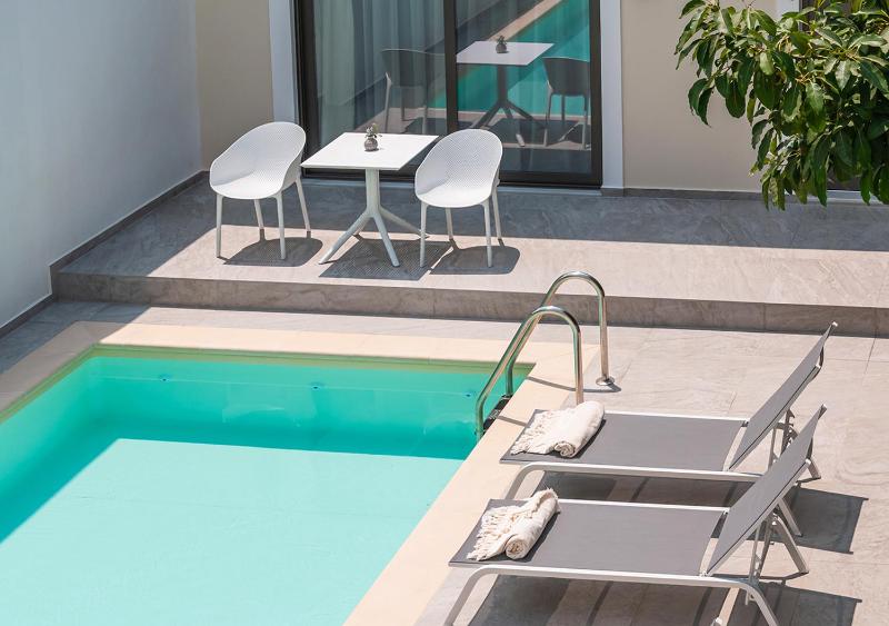 Junior Suite with Pool View image 2