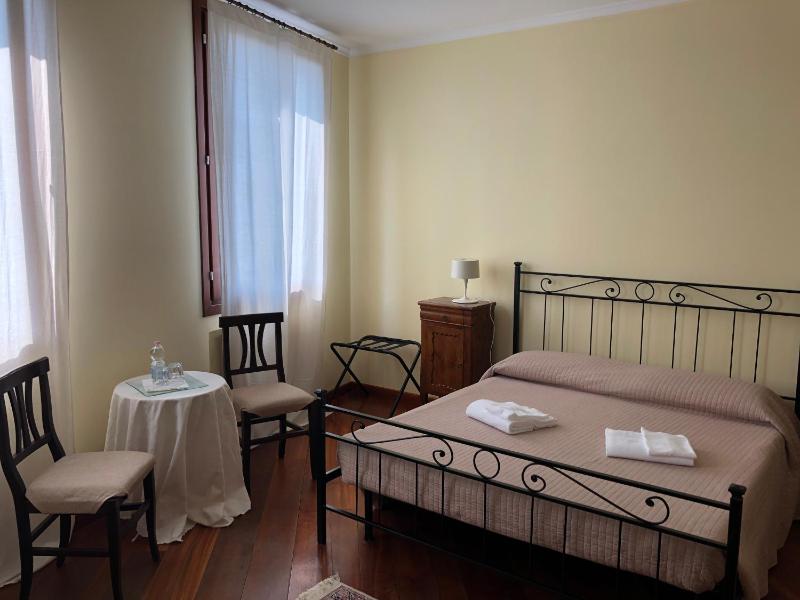 Triple Room with Canal View image 3