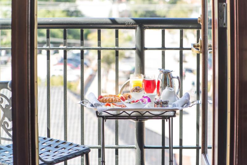 Premium Queen Suite with Balcony image 2