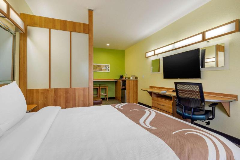 Queen Suite - Non-Smoking image 2