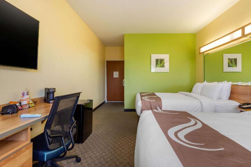 Queen Room with Two Queen Beds - Non-Smoking image 3