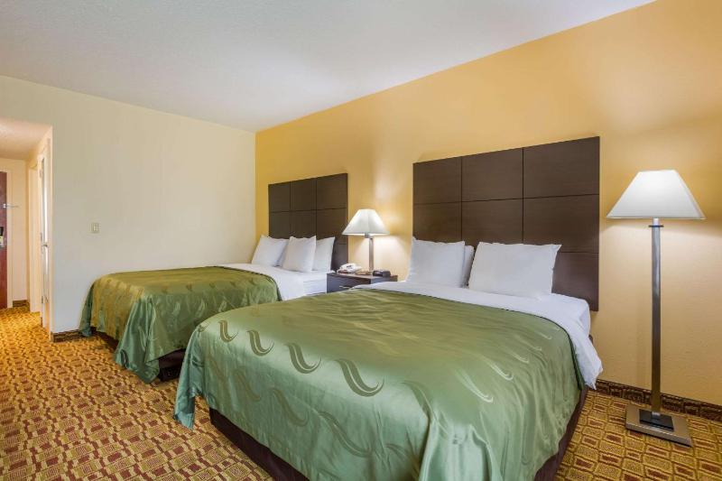 Queen Room with Two Queen Beds - Non-Smoking image 3