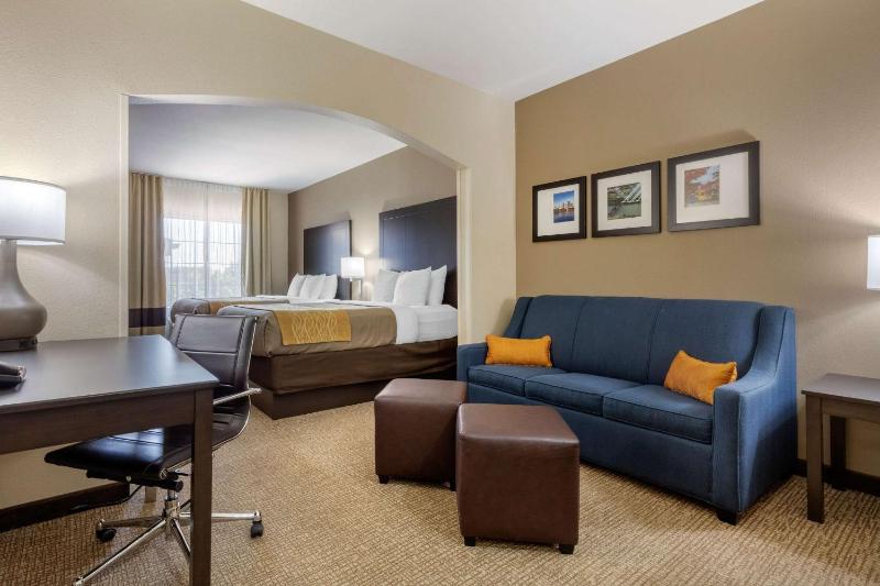 Queen Suite with Two Queen Beds and Sofa bed - Non Smoking/Interior Corridor image 2