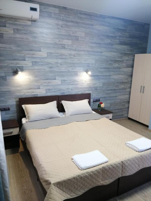 Large Double Room image 3