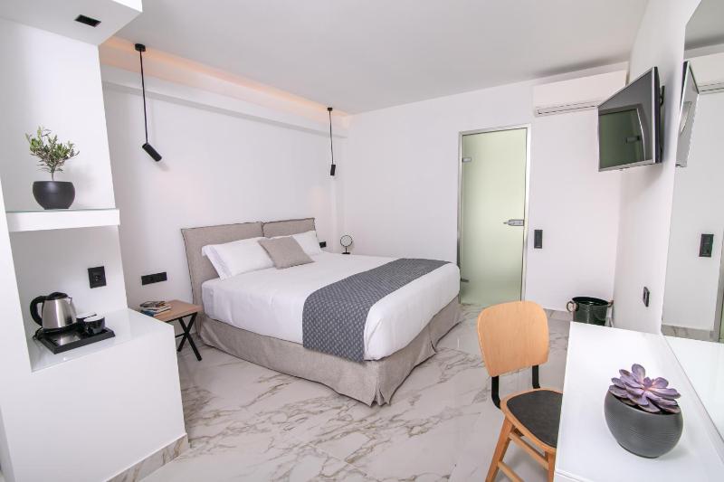 Superior Suite with pool view image 4