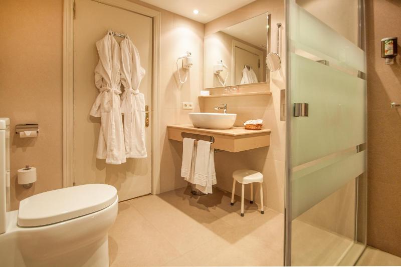 Classic Double or Twin Room image 3