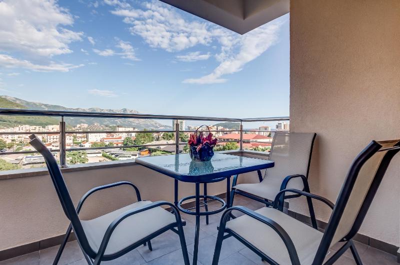 Suite Apartment with Mountain View image 4