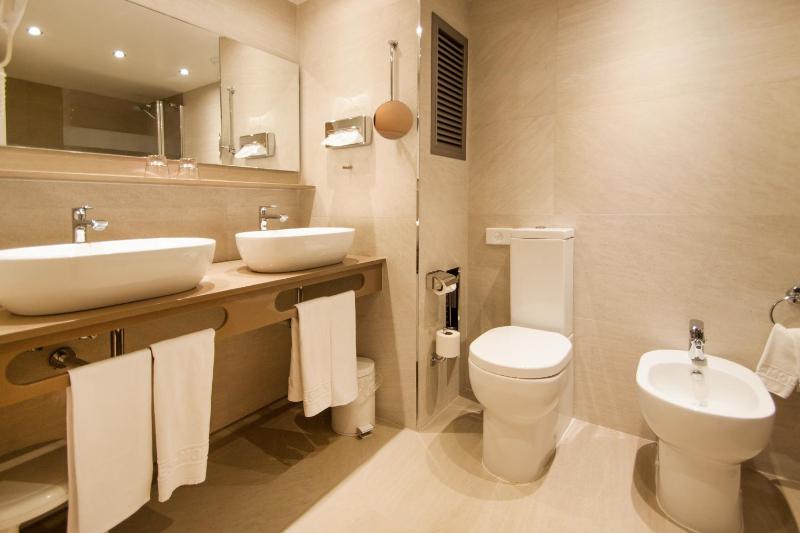 Triple Room with Balcony image 2