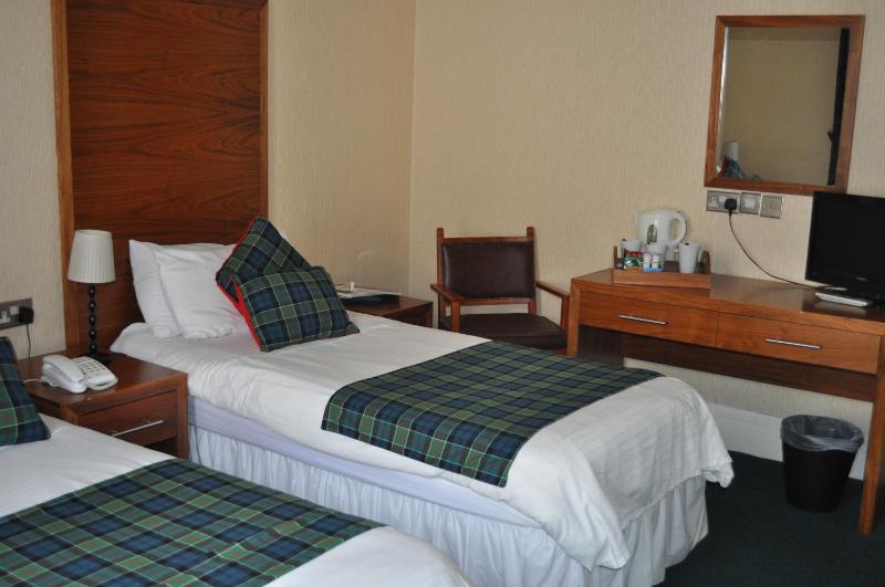 Twin Room image 3