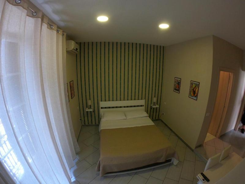 Standard Double Room image 4