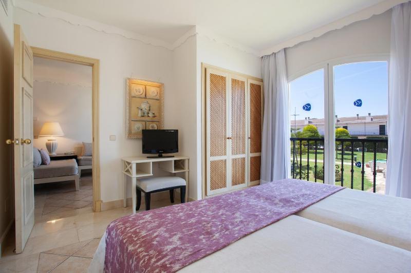 One-Bedroom Suite with Pool View image 3
