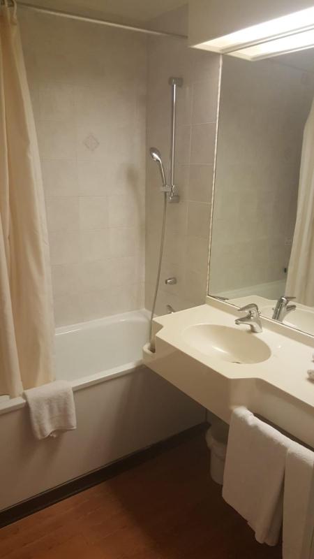 Standard Twin Room image 4