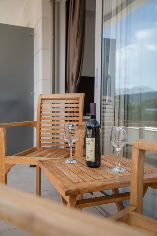 Studio Apartment with Sea View image 4