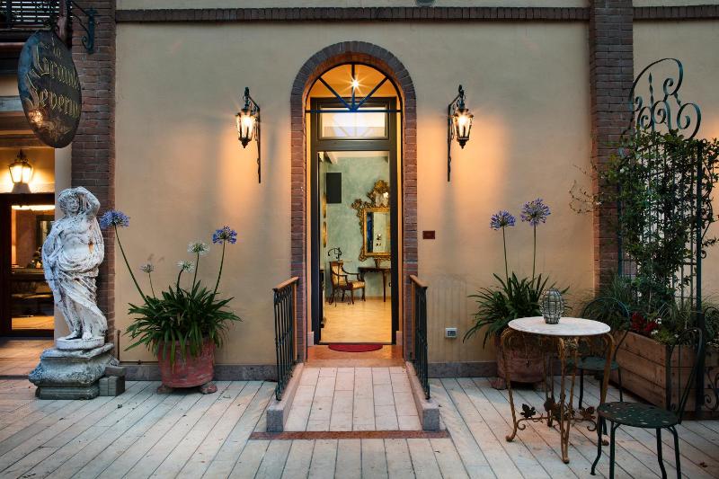 Deluxe Double Room image 3