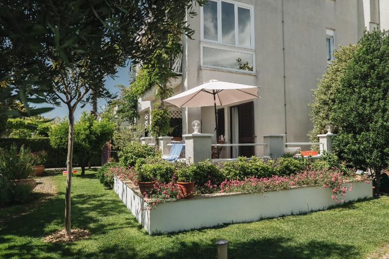 Comfort One-Bedroom Apartment with Balcony and Sea View image 2