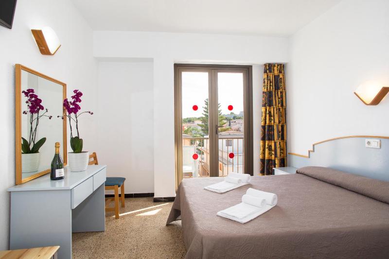 Double Room with City View image 1