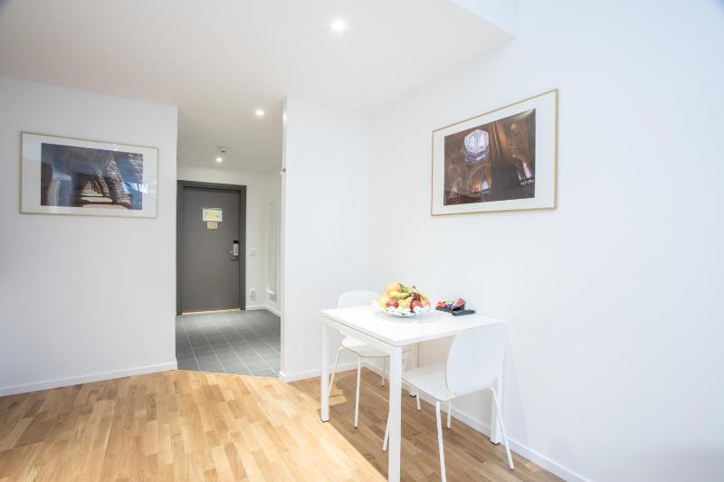 Queen Studio Apartment image 3
