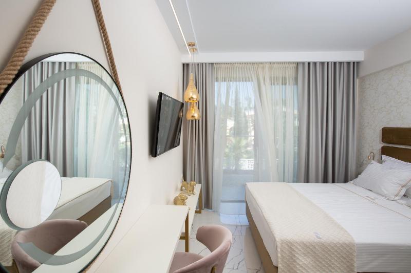 Superior Double Room image 1