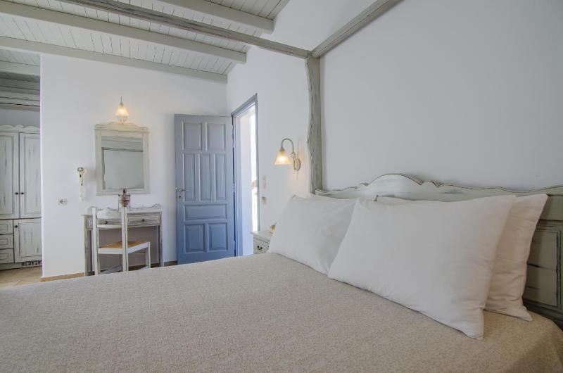 Deluxe Triple Room with Sea View image 3