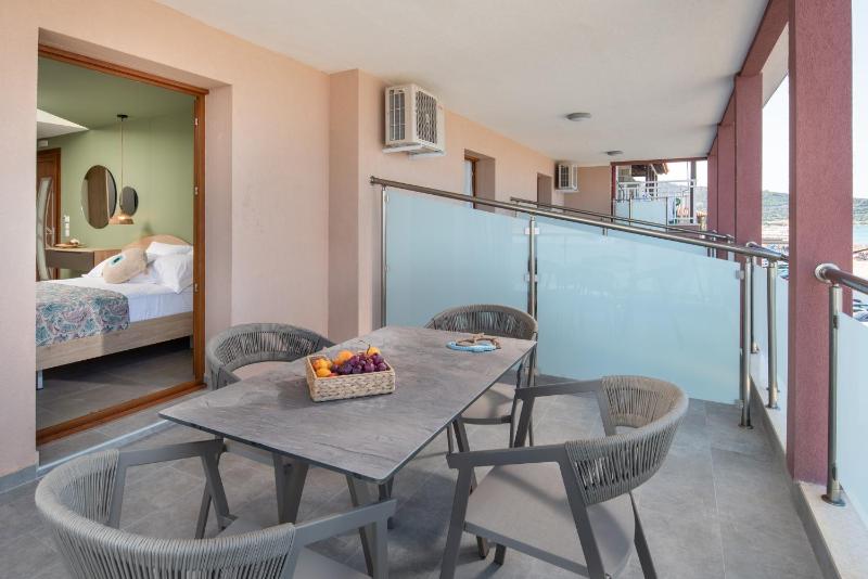 Luxury Triple Room image 1