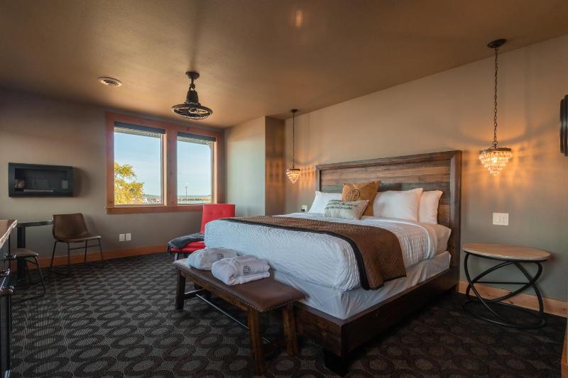 Deluxe King Room image 1